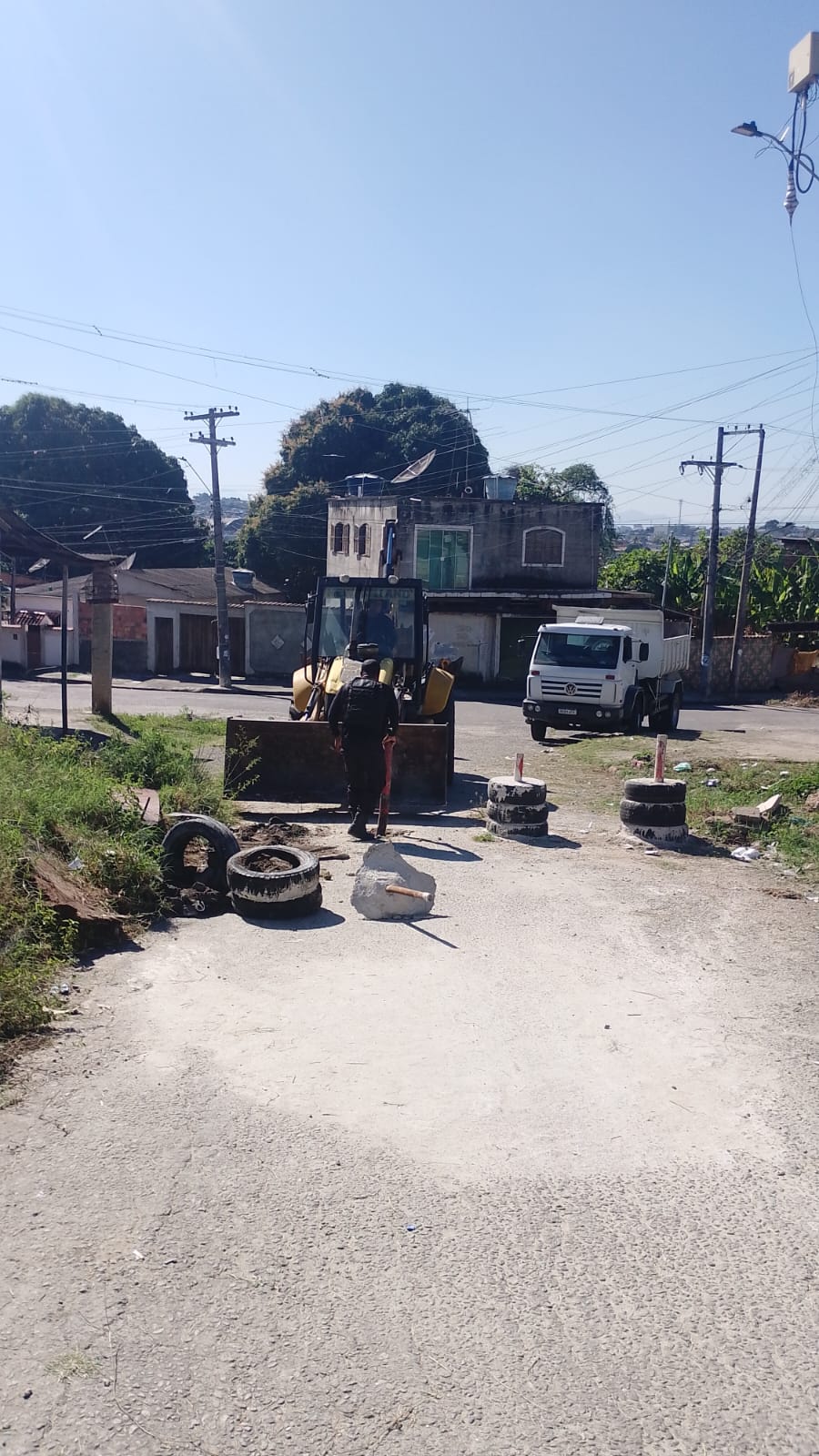 PMs de São Gonçalo retiram 11 toneladas de barricadas da Comunidade da Colina